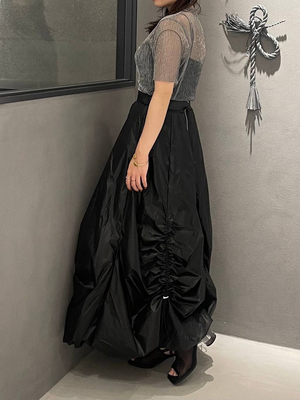 ブラック系のサンダル、グレー系のTシャツ/カットソー、ブラック系のトートバッグを着用したレディースの夏コーディネートの2枚目の写真