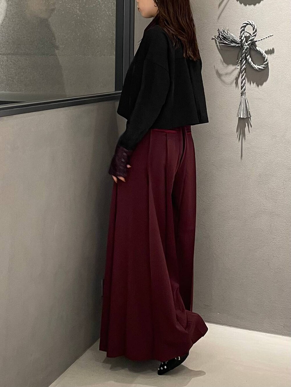 ブラック系のパンプス、ブラック系のショルダーバッグ、パープル系のシャツ/ブラウスを着用したレディースの夏コーディネートの4枚目の写真