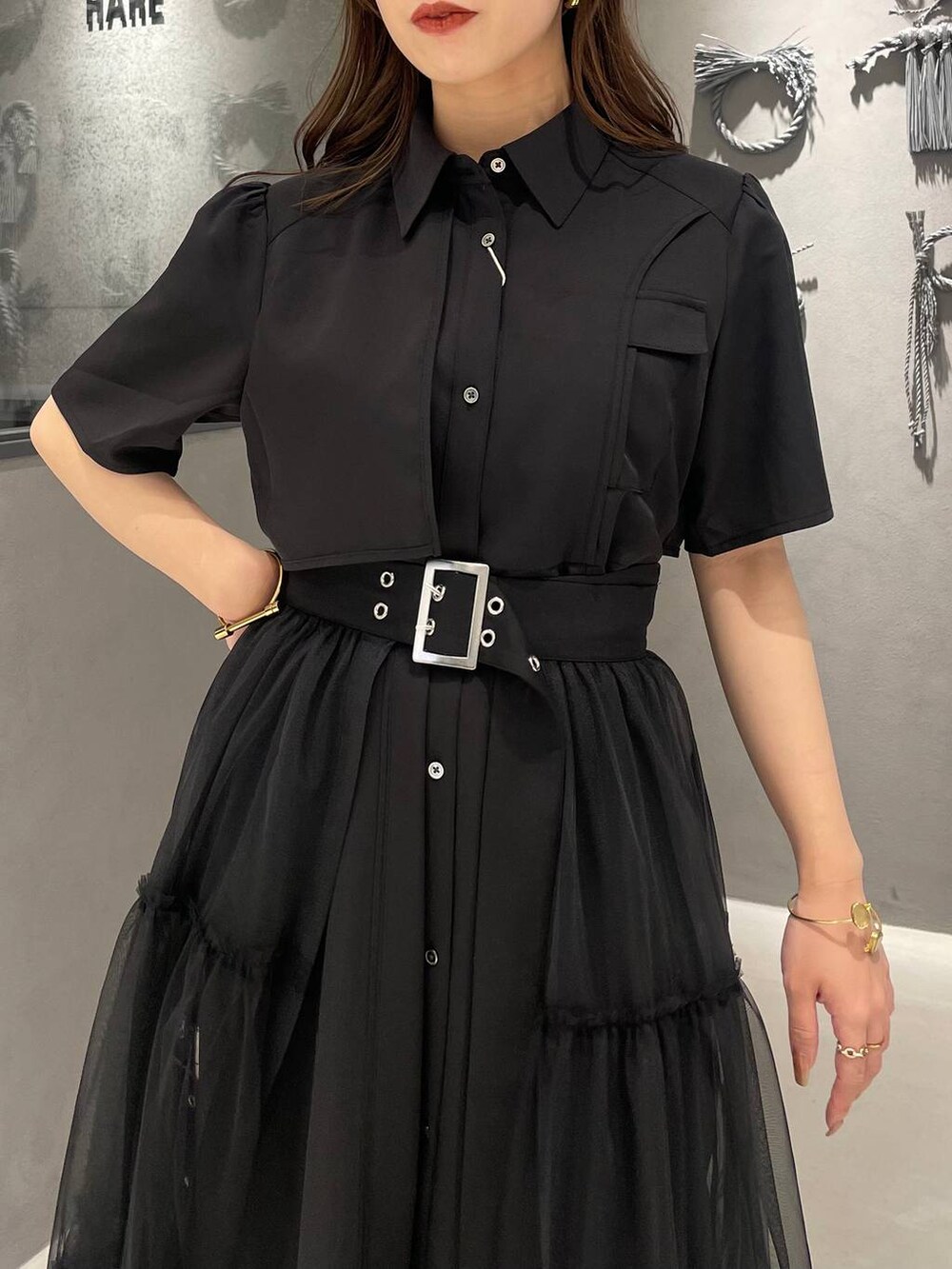 ブラック系のサンダル、ブラック系のワンピース、ブラック系のベルトを着用したレディースの夏コーディネートの4枚目の写真