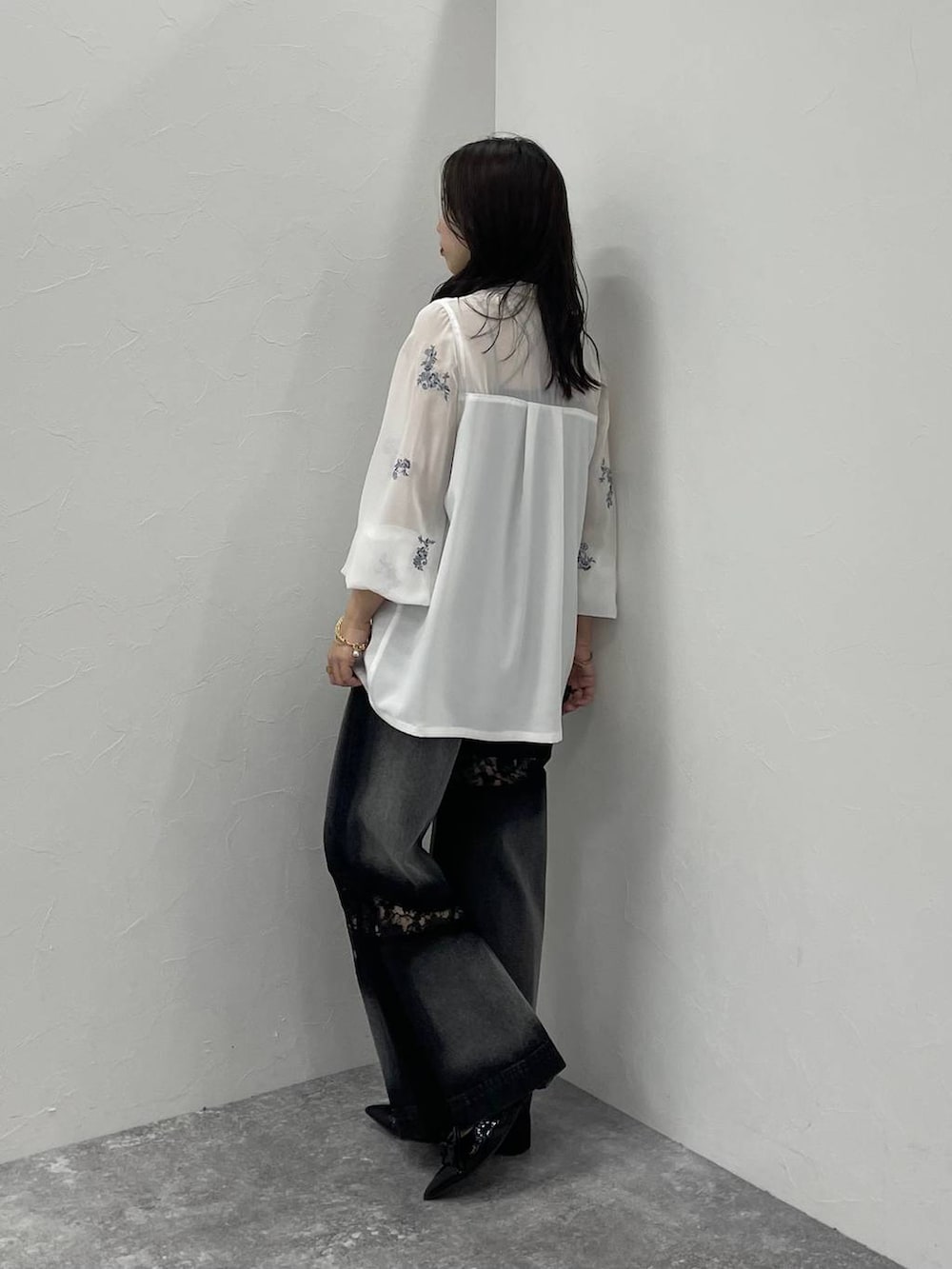 ブラック系のデニムパンツ、ブラック系のキャミソール、ホワイト系のシャツ/ブラウスを着用したレディースの春コーディネートの2枚目の写真