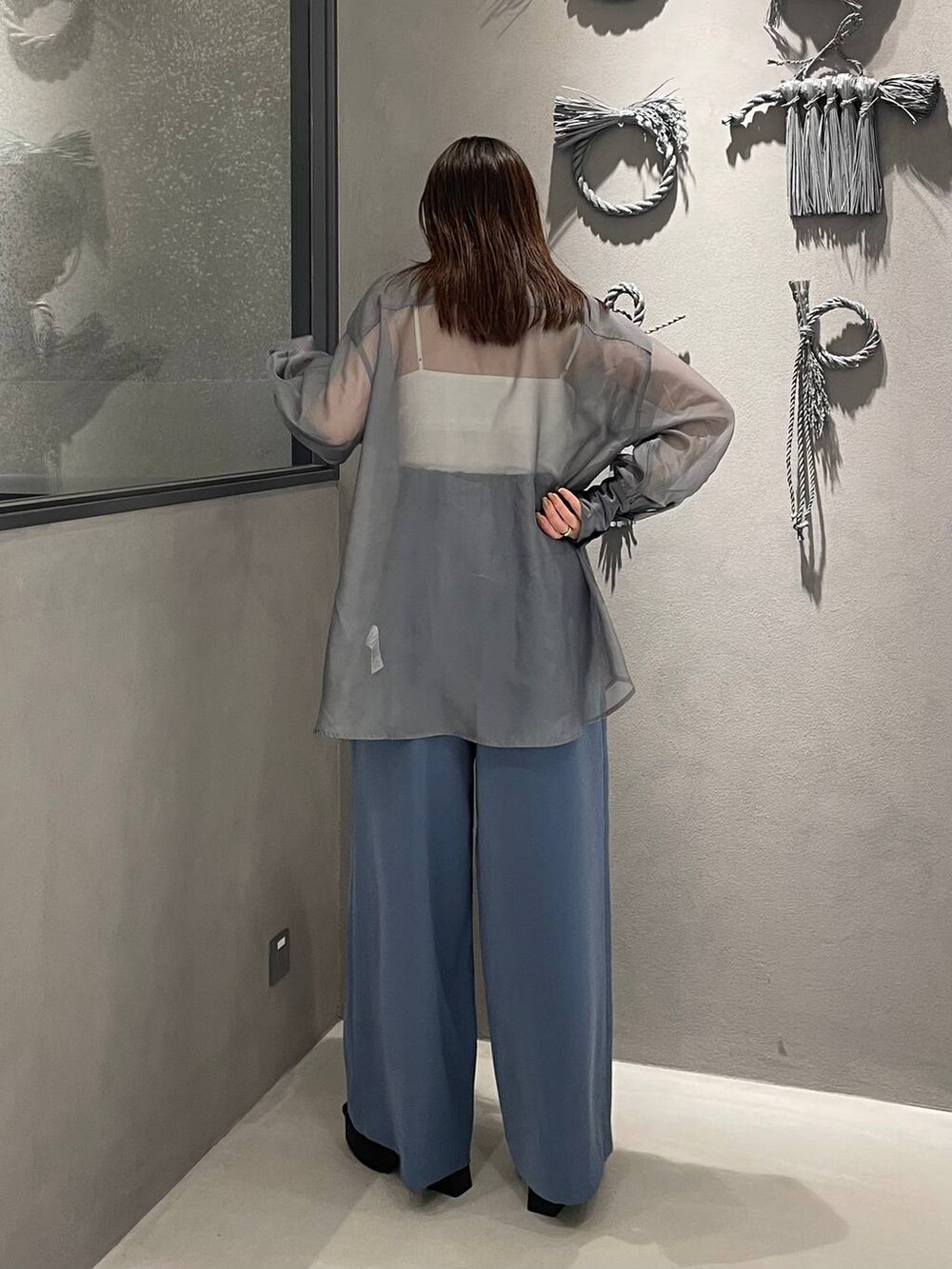 ブルー系のその他パンツ、ホワイト系のキャミソール、ホワイト系のサンダルを着用したレディースの春コーディネートの3枚目の写真