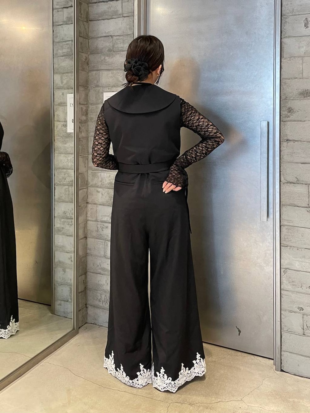 ブラック系のブーツ、ブラック系のTシャツ/カットソー、ブラック系のサロペット/オーバーオールを着用したレディースの冬コーディネートの3枚目の写真