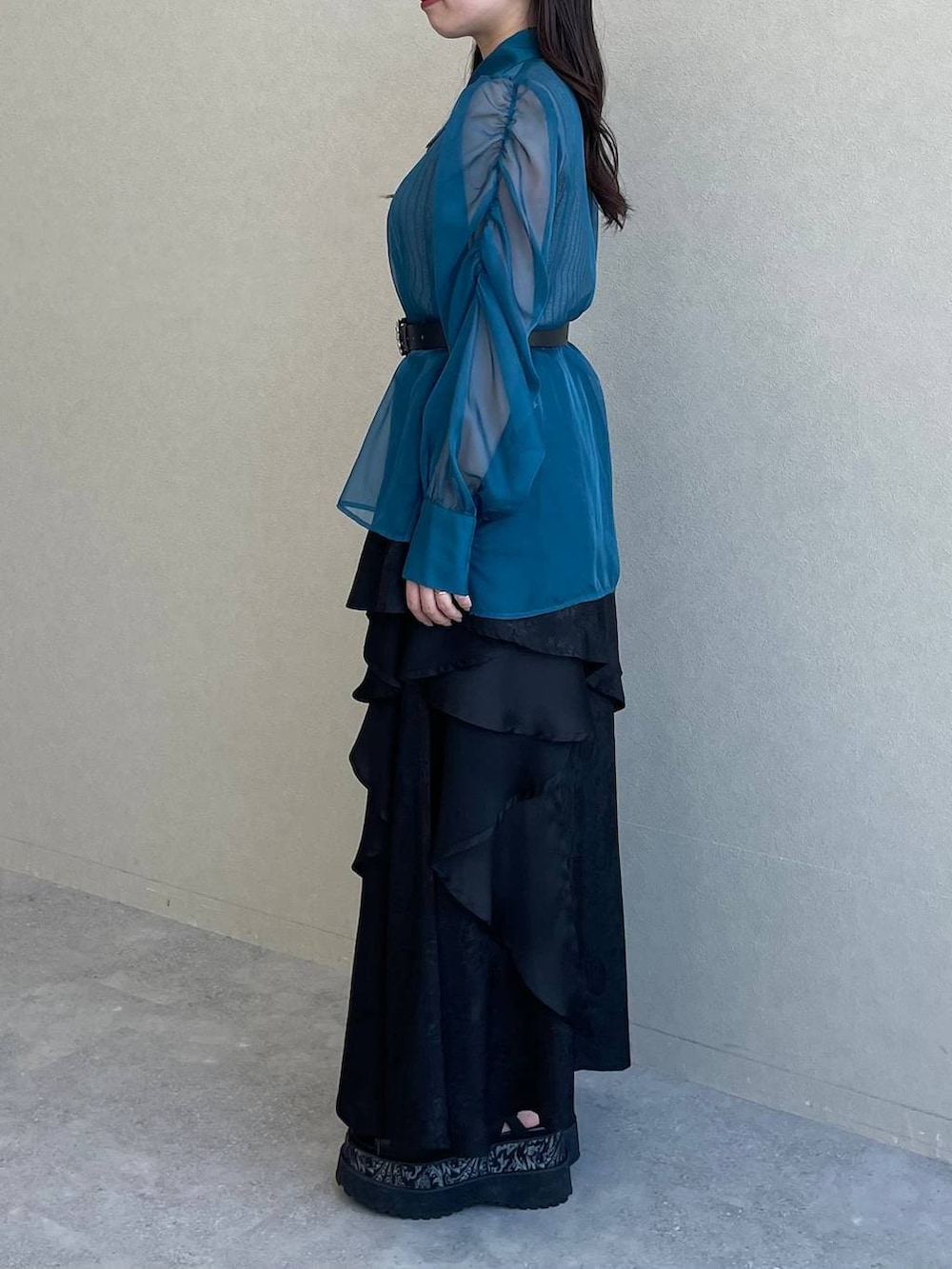 シルバー系のタンクトップ、ブルー系のシャツ/ブラウス、ブラック系のサンダルを着用したレディースの春コーディネートの2枚目の写真