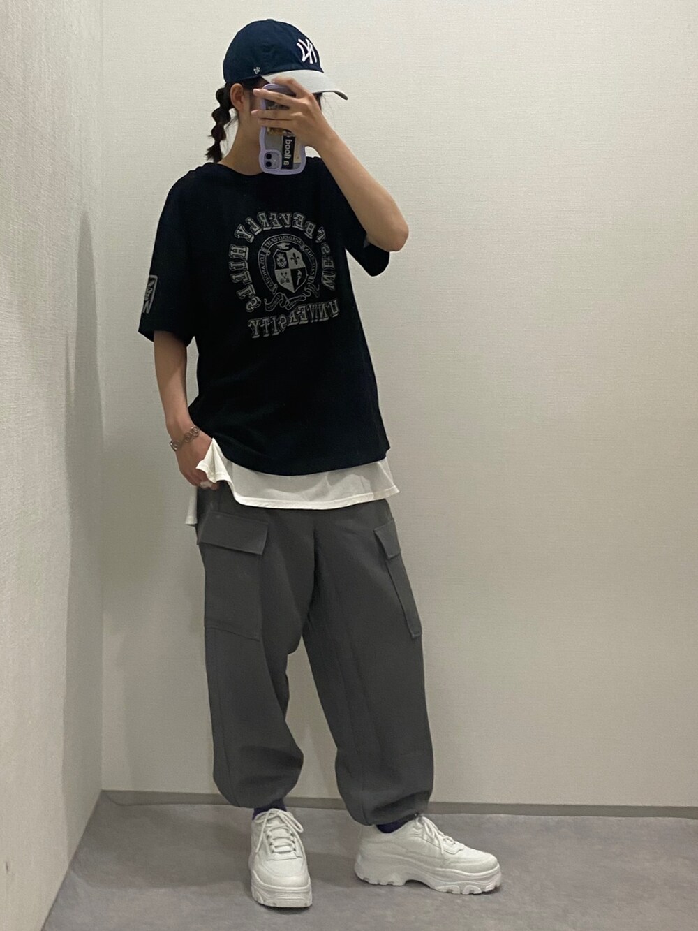 グレー系のパンツ、ブラック系のTシャツ/カットソー、ホワイト系のチュニックを着用したレディースの夏コーディネートの2枚目の写真