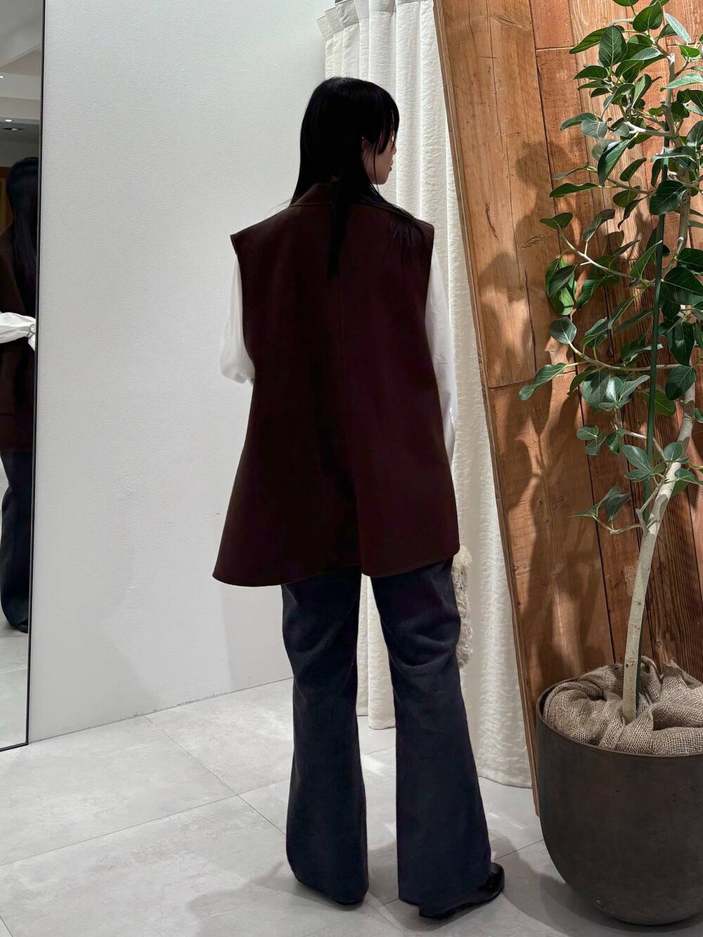 ホワイト系のハンドバッグ、ブラウン系のその他アウター、ホワイト系のシャツ/ブラウスを着用したレディースの秋コーディネートの4枚目の写真