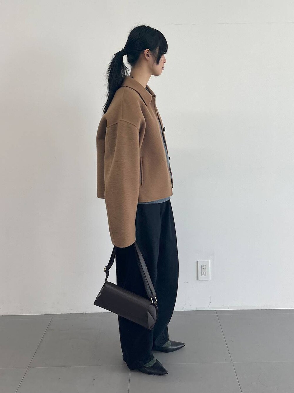 ブルー系のその他パンツ、グレー系のニット/セーター、ホワイト系のTシャツ/カットソーを着用したレディースの冬コーディネートの3枚目の写真