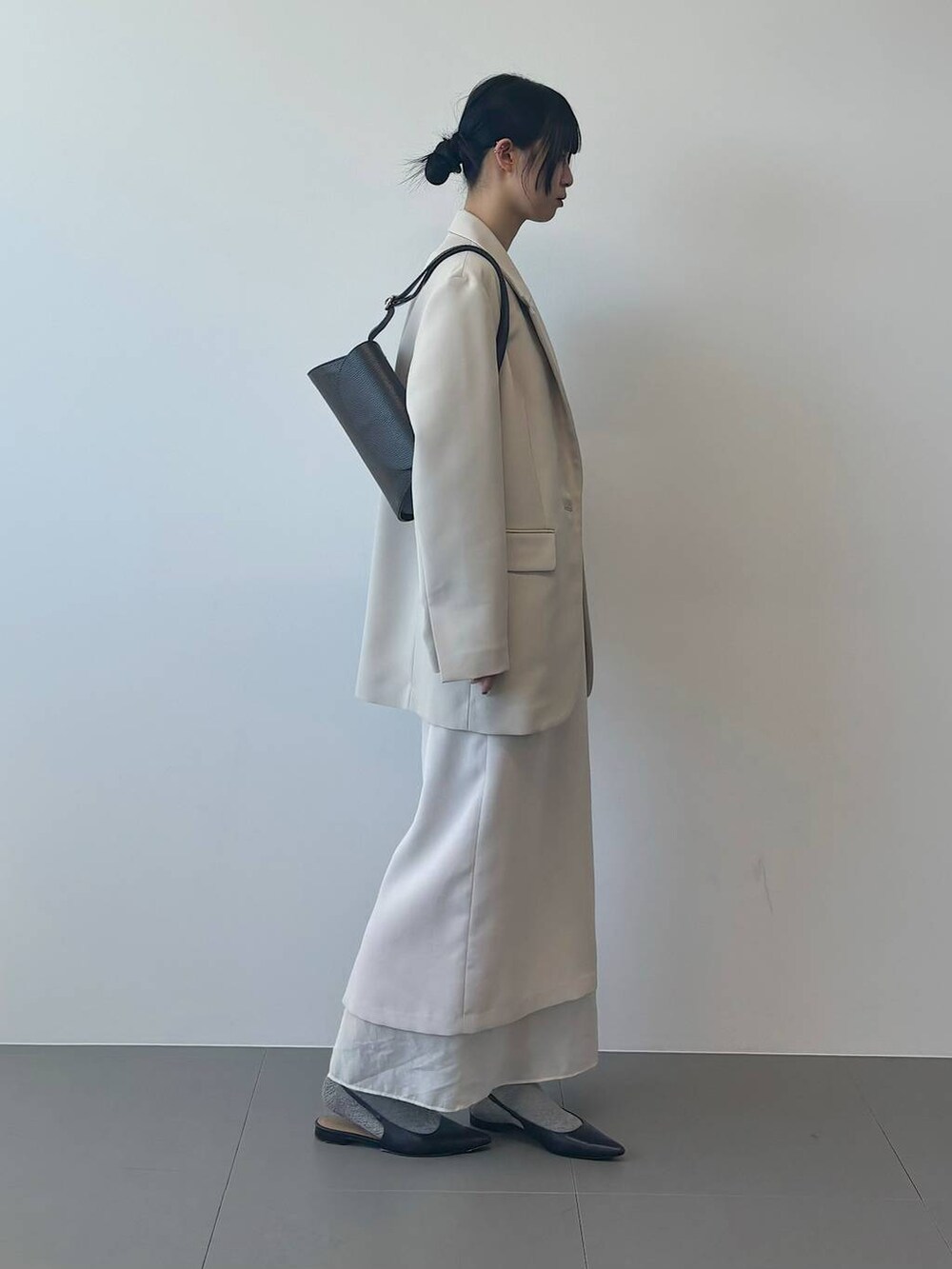 ホワイト系のTシャツ/カットソー、ベージュ系のテーラードジャケットを着用したレディースの冬コーディネートの3枚目の写真