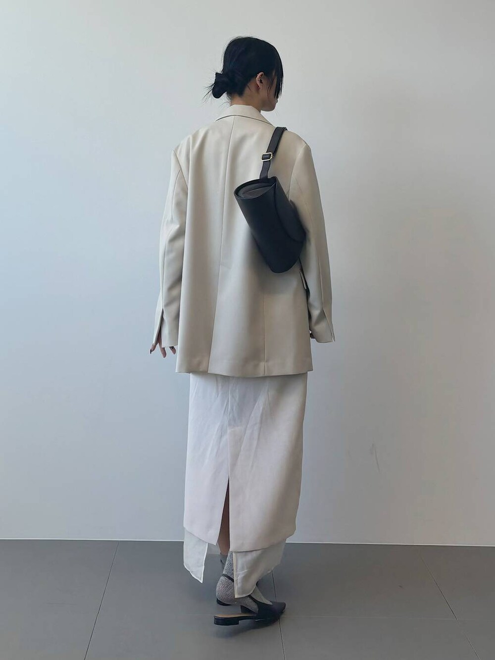 ホワイト系のTシャツ/カットソー、ベージュ系のテーラードジャケットを着用したレディースの冬コーディネートの4枚目の写真