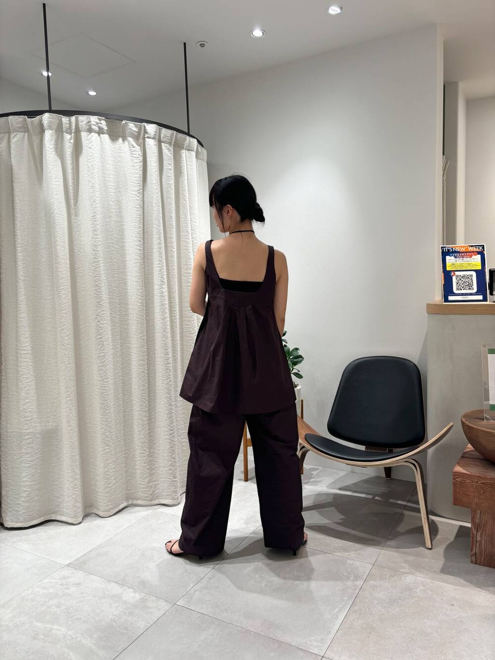 ブラック系のサンダル、ブラウン系のチュニック、ブラウン系のその他パンツを着用したレディースの夏コーディネートの3枚目の写真