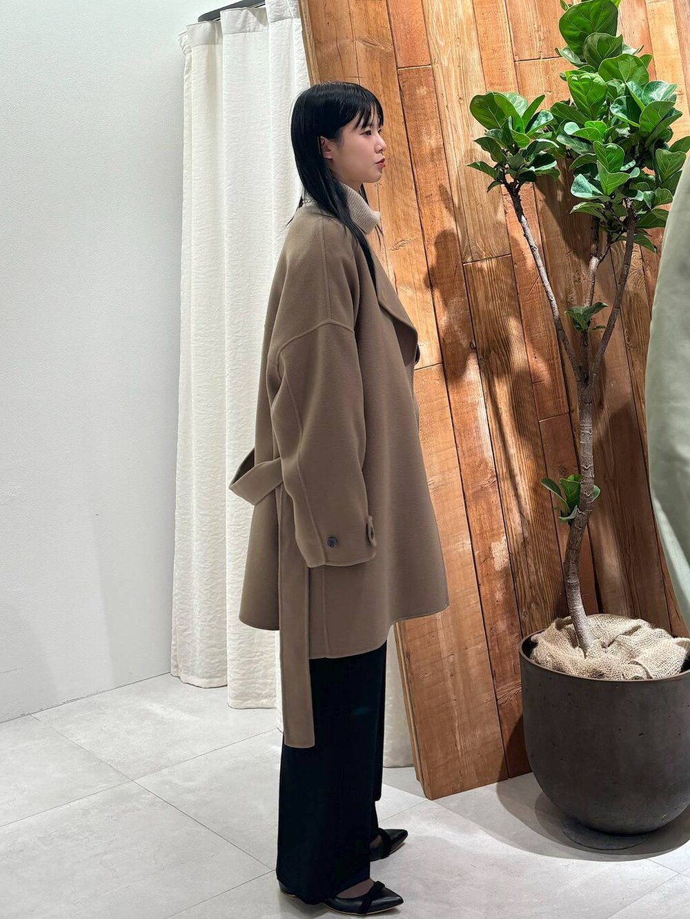 ベージュ系のニット/セーター、グレー系のピーコート、ブラック系のその他パンツを着用したレディースの秋コーディネートの3枚目の写真