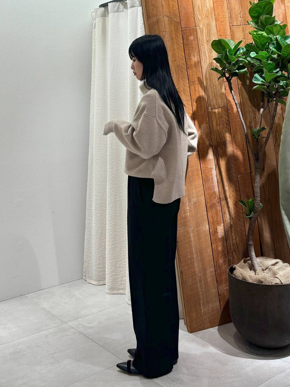ブラック系のその他パンツ、ベージュ系のニット/セーターを着用したレディースの秋コーディネートの2枚目の写真