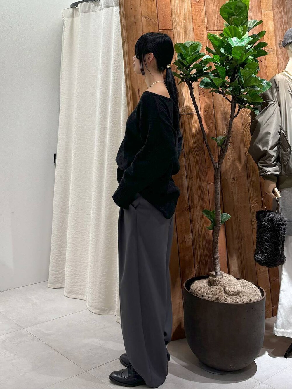 グレー系のニット/セーター、グレー系のその他パンツ、グレー系のネックレスを着用したレディースの秋コーディネートの2枚目の写真