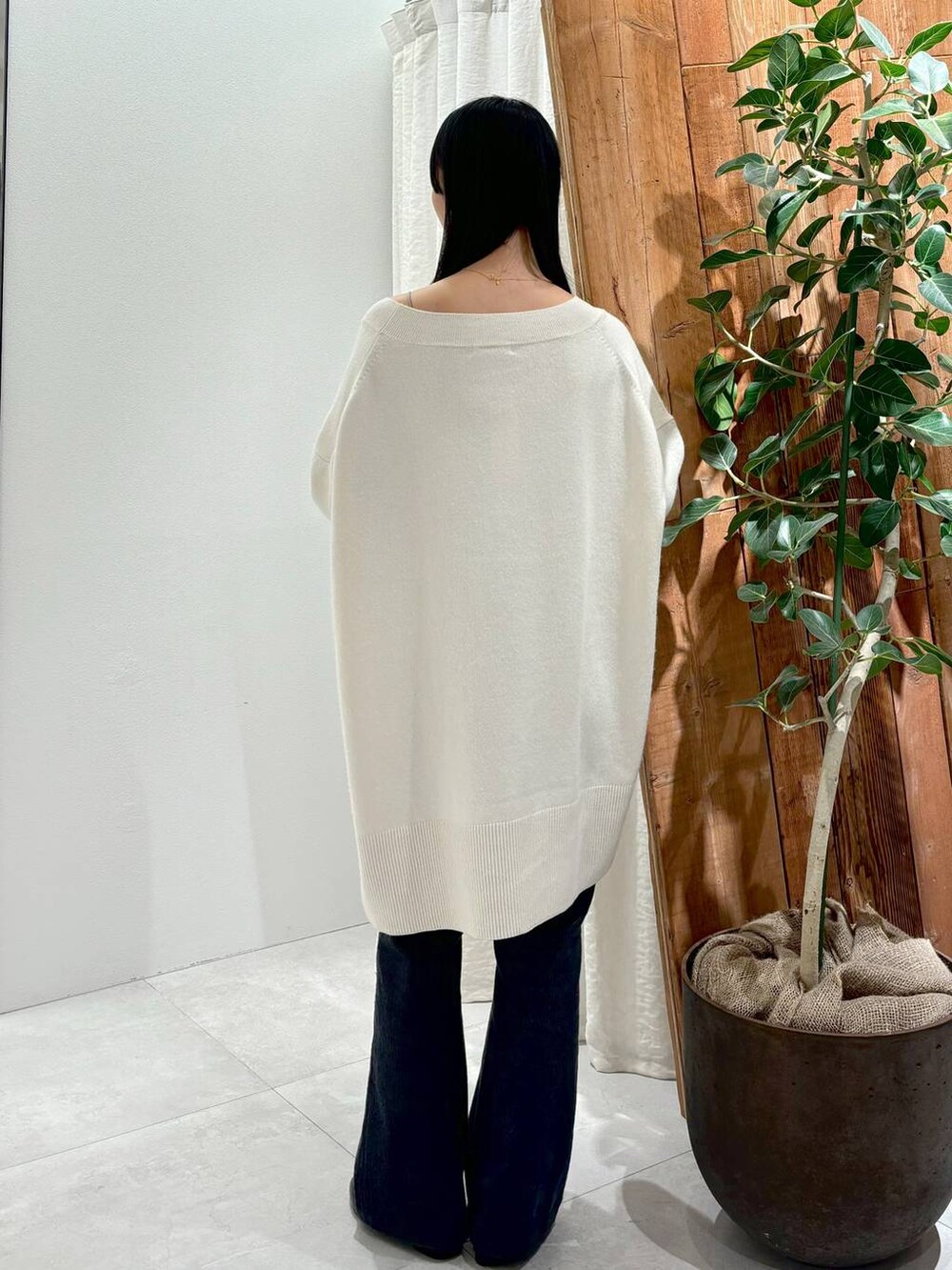 ホワイト系のニット/セーター、グレー系のその他パンツを着用したレディースの秋コーディネートの3枚目の写真