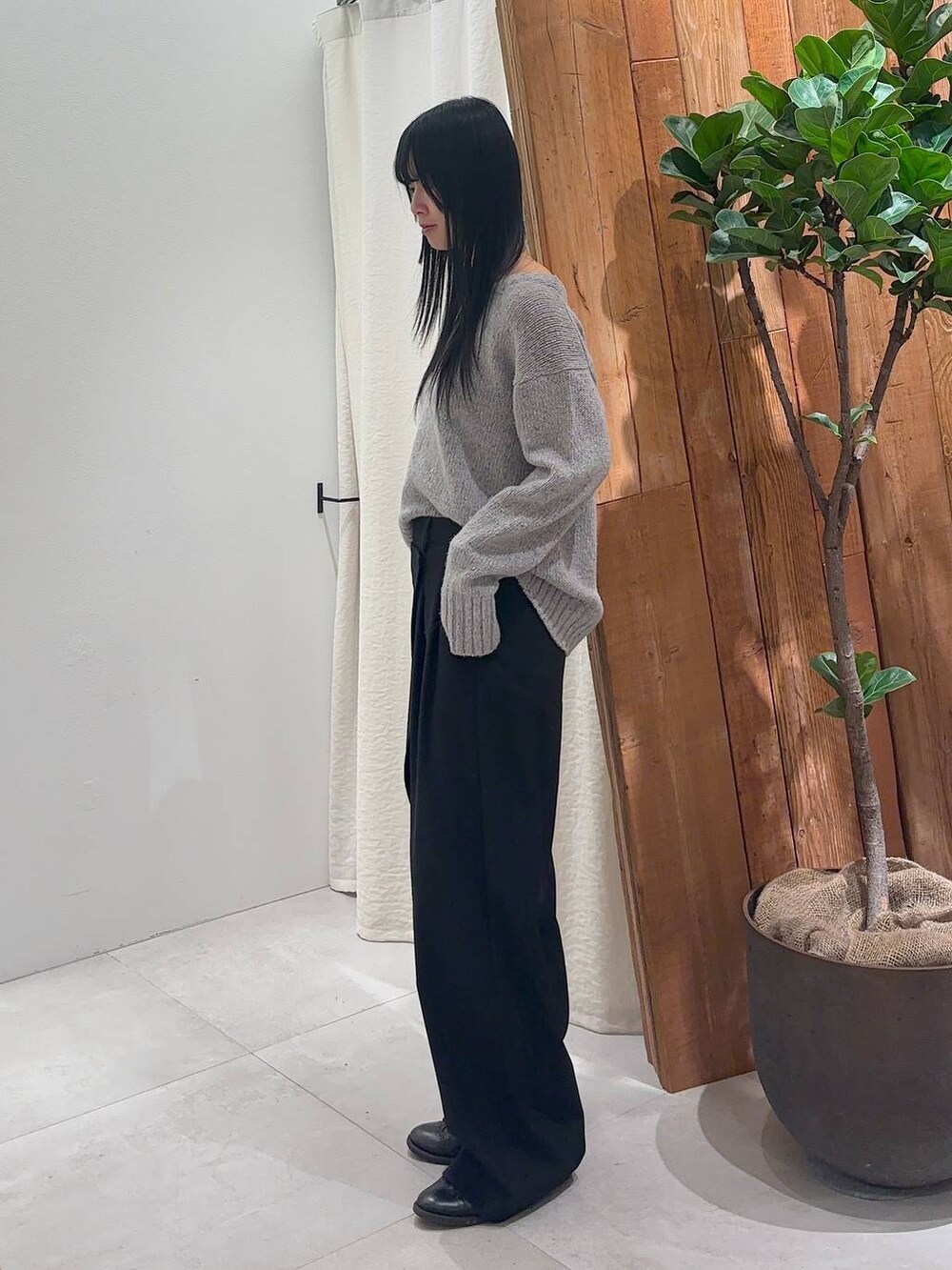 ブラック系のその他パンツ、ベージュ系のニット/セーターを着用したレディースの冬コーディネートの2枚目の写真