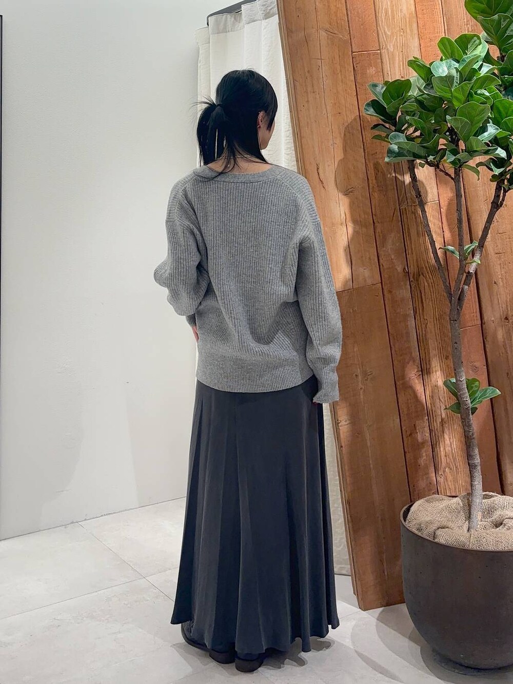 ホワイト系のキャミソール、グレー系のスカート、グレー系のカーディガン/ボレロを着用したレディースの冬コーディネートの3枚目の写真