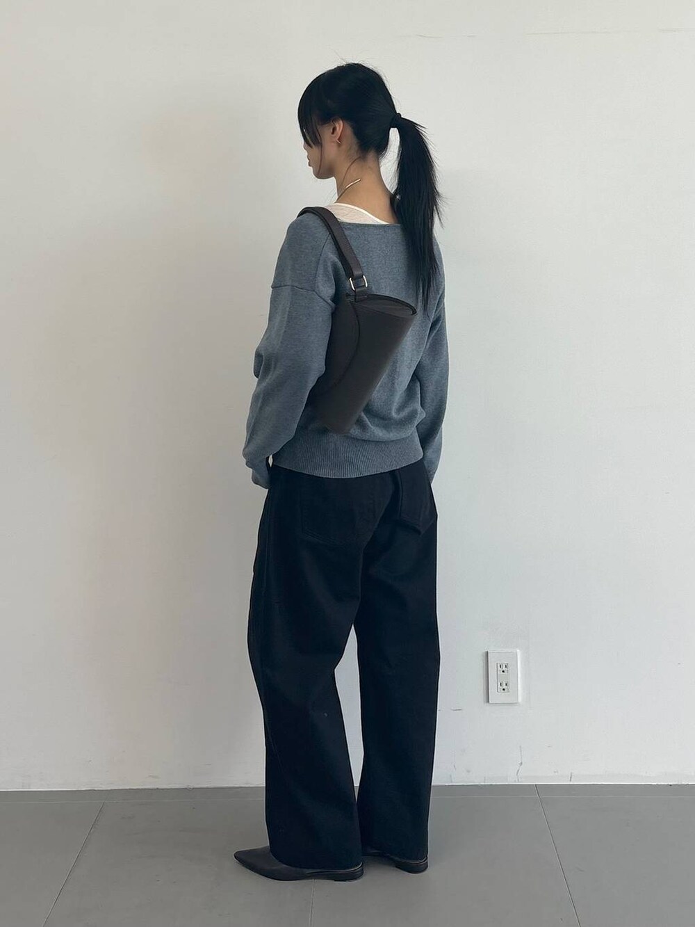 ホワイト系のTシャツ/カットソー、ブルー系のその他パンツ、グレー系のニット/セーターを着用したレディースの冬コーディネートの2枚目の写真