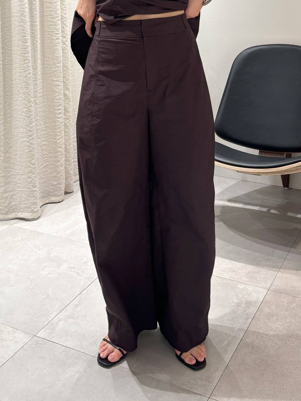 ブラック系のサンダル、ブラウン系のチュニック、ブラウン系のその他パンツを着用したレディースの夏コーディネートの4枚目の写真