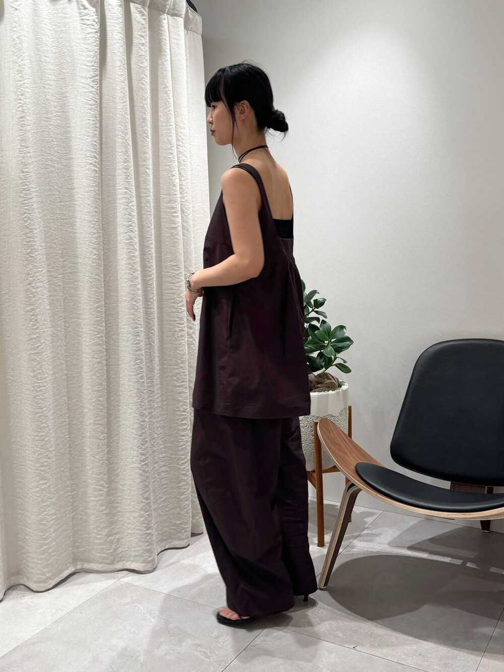 ブラック系のサンダル、ブラウン系のチュニック、ブラウン系のその他パンツを着用したレディースの夏コーディネートの2枚目の写真