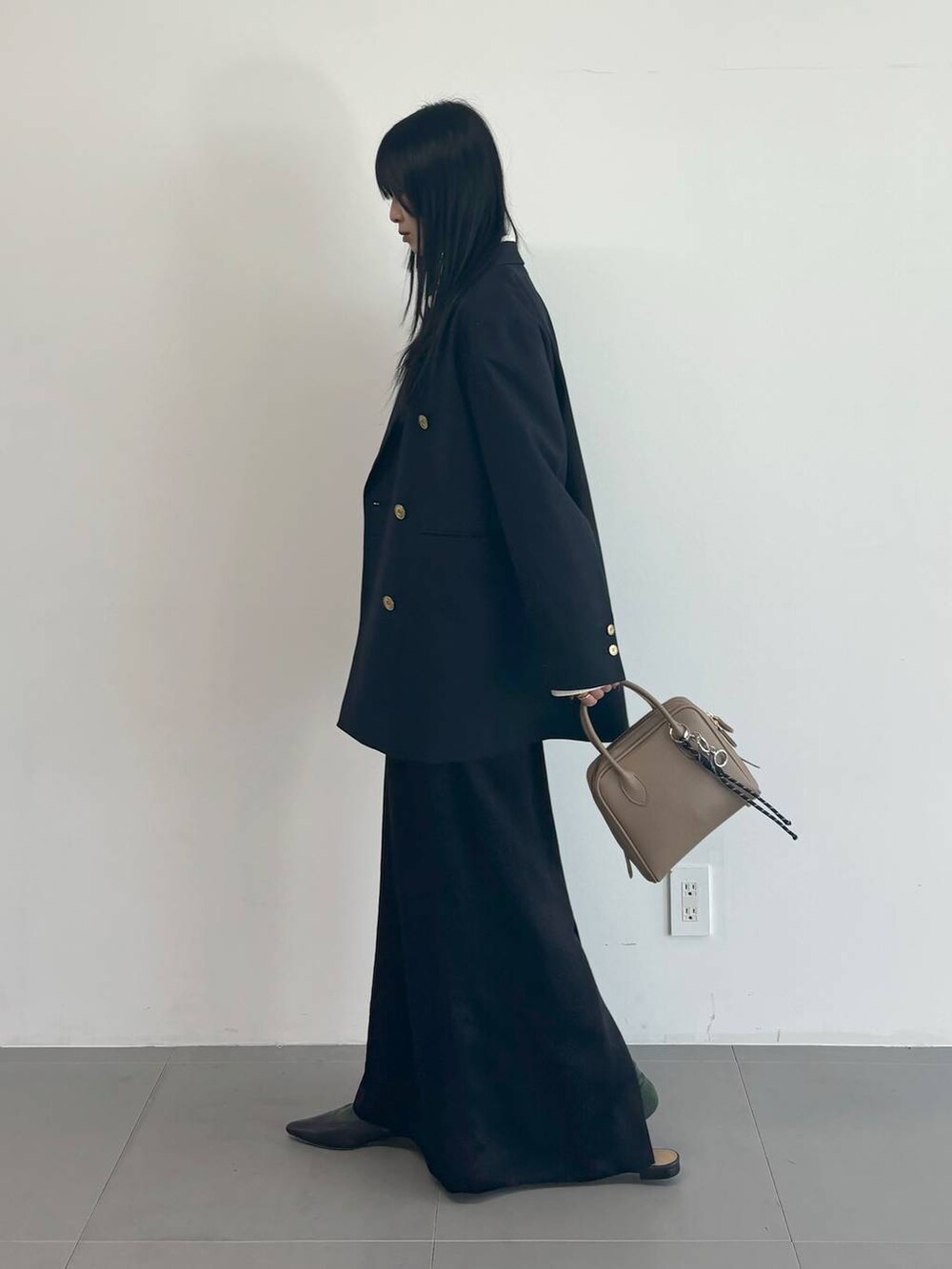 ホワイト系のシャツ/ブラウス、ブルー系のテーラードジャケット、ブラック系のスカートを着用したレディースの冬コーディネートの2枚目の写真