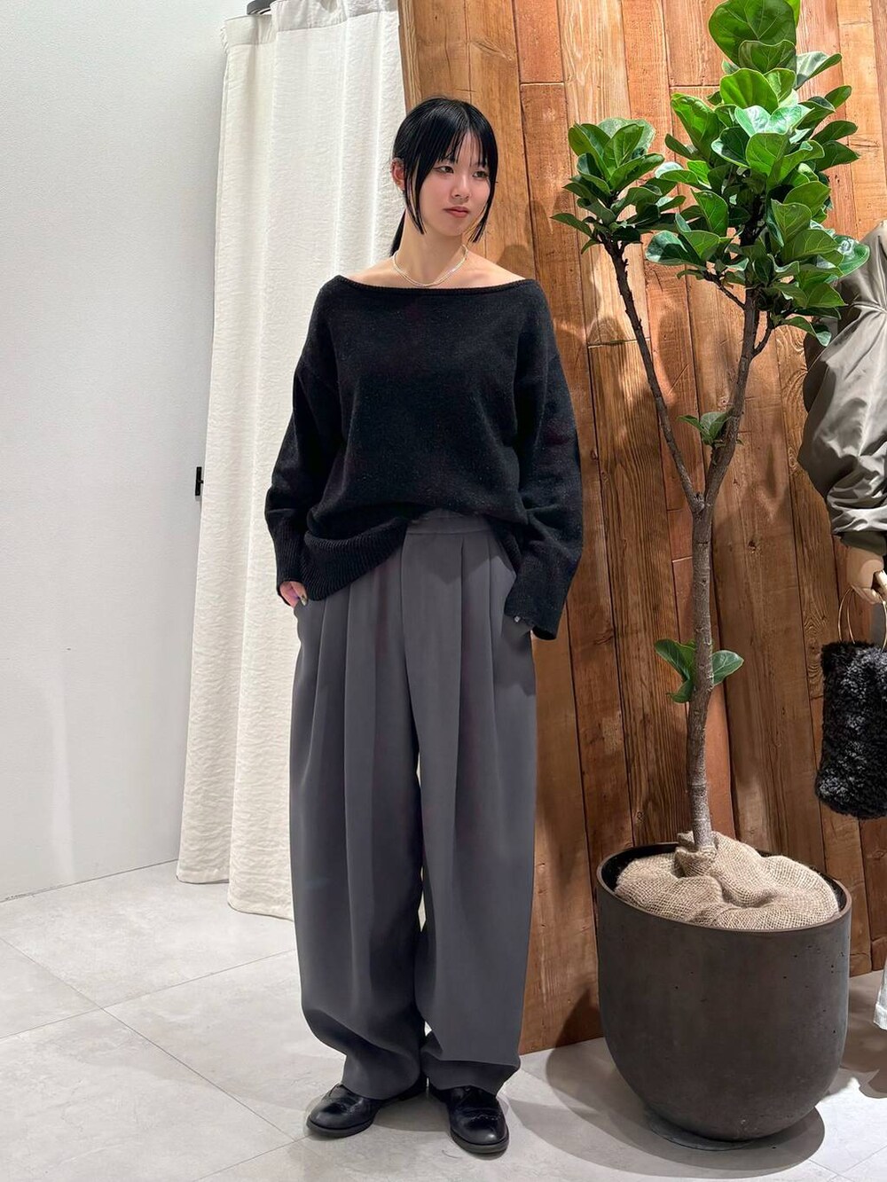 グレー系のニット/セーター、グレー系のその他パンツ、グレー系のネックレスを着用したレディースの秋コーディネートの4枚目の写真