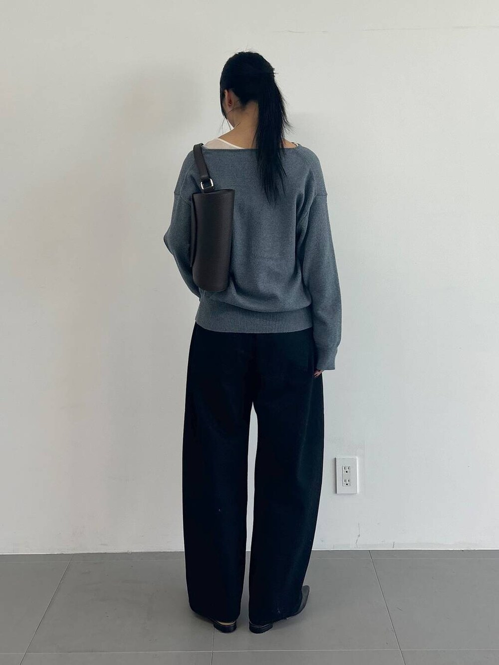 ホワイト系のTシャツ/カットソー、ブルー系のその他パンツ、グレー系のニット/セーターを着用したレディースの冬コーディネートの3枚目の写真