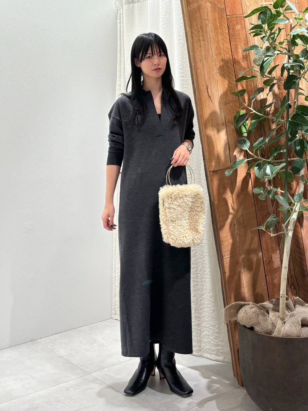 ホワイト系のハンドバッグ、グレー系のワンピースを着用したレディースの秋コーディネートの5枚目の写真