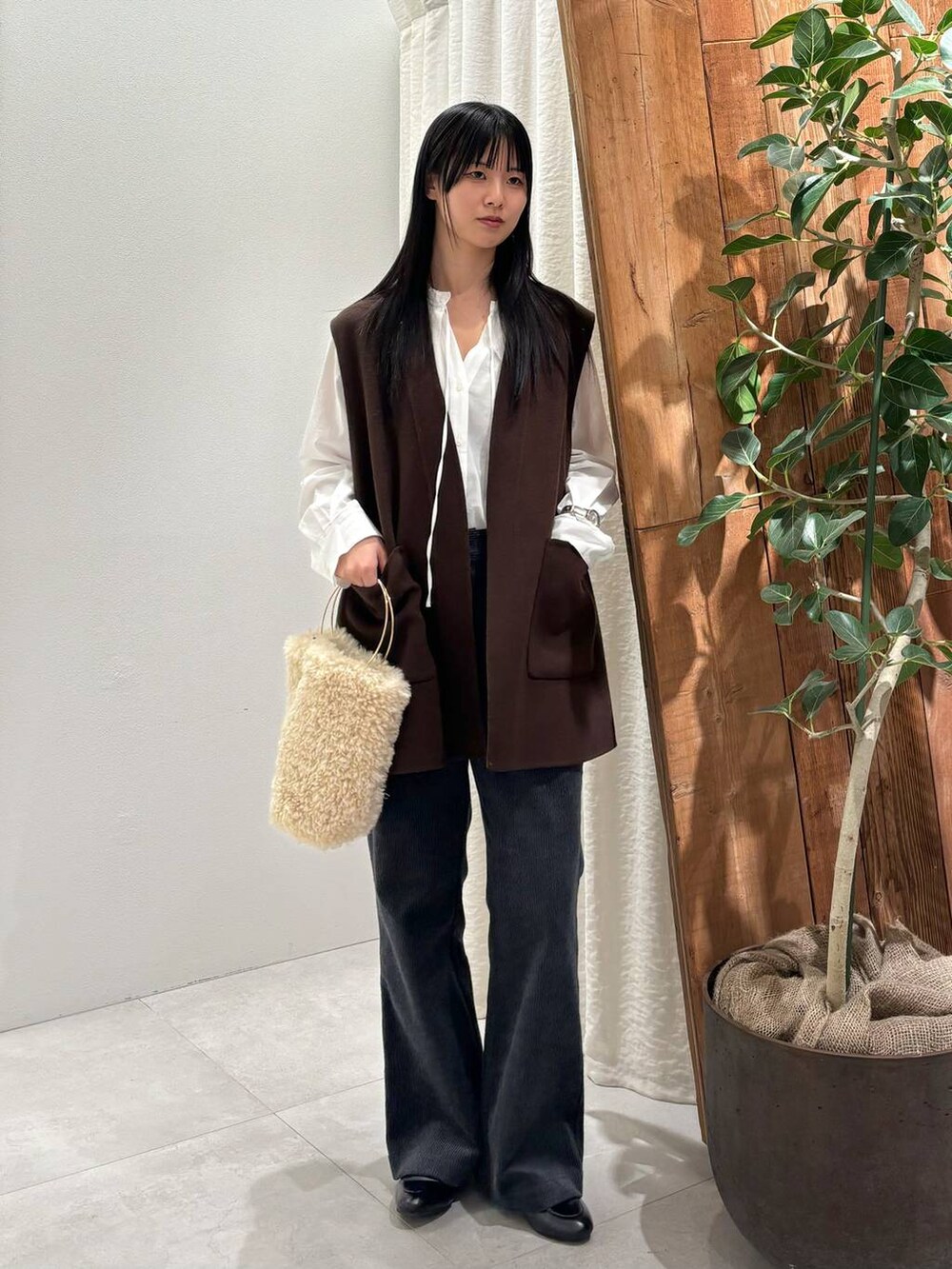 ホワイト系のハンドバッグ、ブラウン系のその他アウター、ホワイト系のシャツ/ブラウスを着用したレディースの秋コーディネートの5枚目の写真