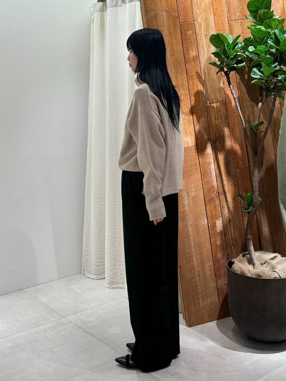 ブラック系のその他パンツ、ベージュ系のニット/セーターを着用したレディースの秋コーディネートの3枚目の写真