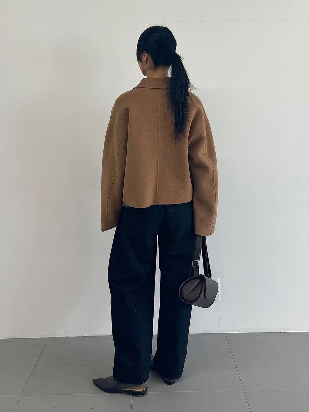 ブルー系のその他パンツ、グレー系のニット/セーター、ホワイト系のTシャツ/カットソーを着用したレディースの冬コーディネートの4枚目の写真