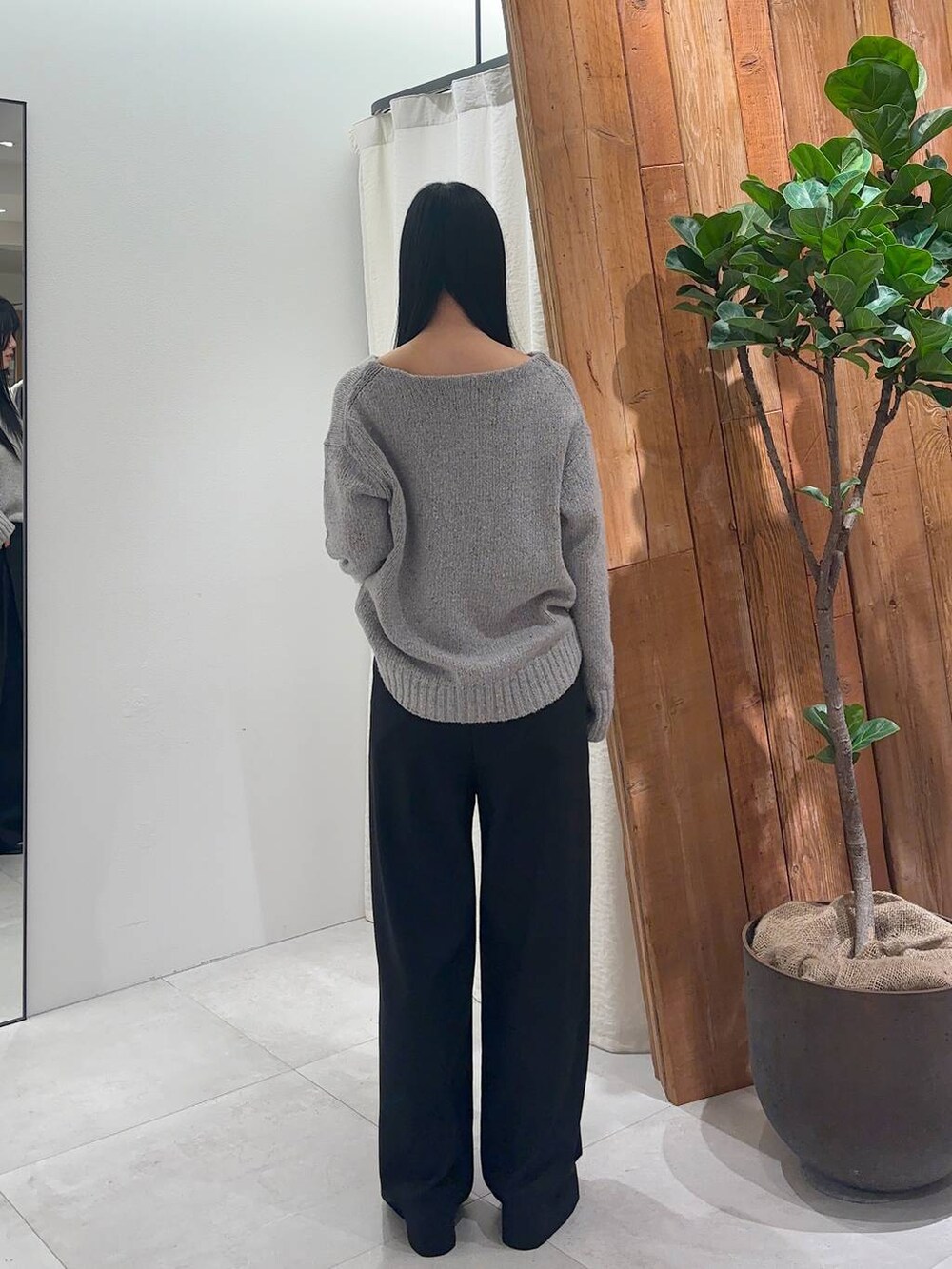 ブラック系のその他パンツ、ベージュ系のニット/セーターを着用したレディースの冬コーディネートの4枚目の写真