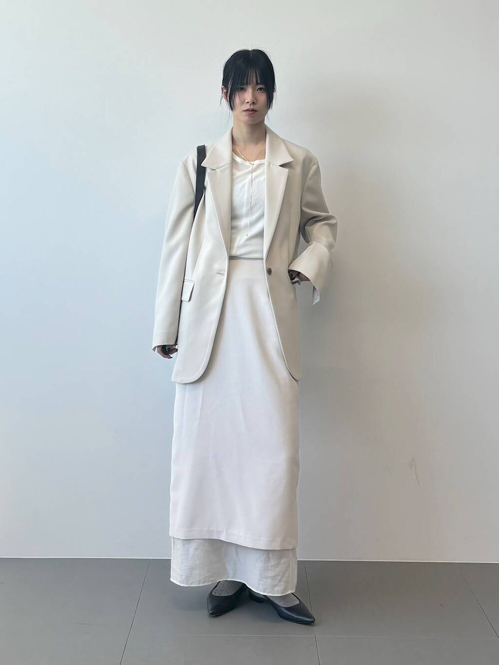 ホワイト系のTシャツ/カットソー、ベージュ系のテーラードジャケットを着用したレディースの冬コーディネートの5枚目の写真