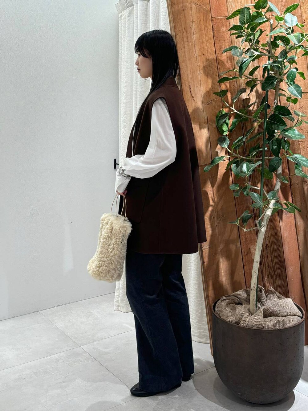 ホワイト系のハンドバッグ、ブラウン系のその他アウター、ホワイト系のシャツ/ブラウスを着用したレディースの秋コーディネートの3枚目の写真