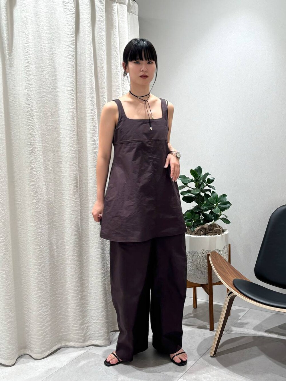 ブラック系のサンダル、ブラウン系のチュニック、ブラウン系のその他パンツを着用したレディースの夏コーディネートの5枚目の写真