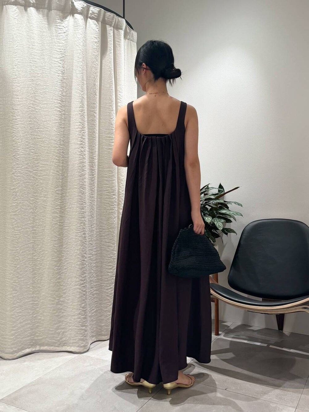 ブラウン系のワンピース、ゴールド系のサンダル、ゴールド系のブレスレットを着用したレディースの春コーディネートの3枚目の写真