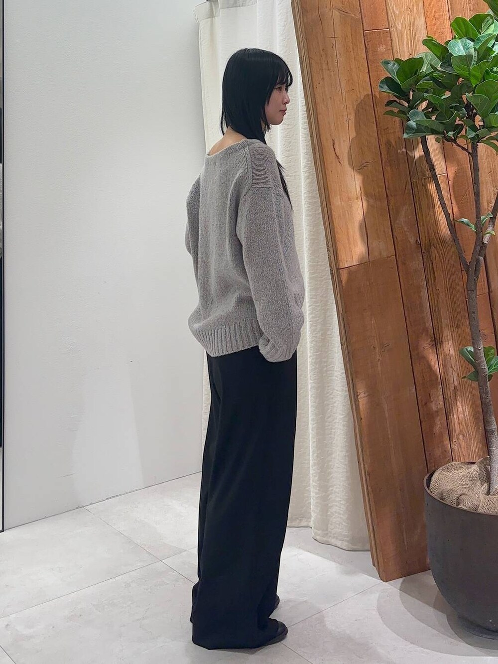 ブラック系のその他パンツ、ベージュ系のニット/セーターを着用したレディースの冬コーディネートの3枚目の写真