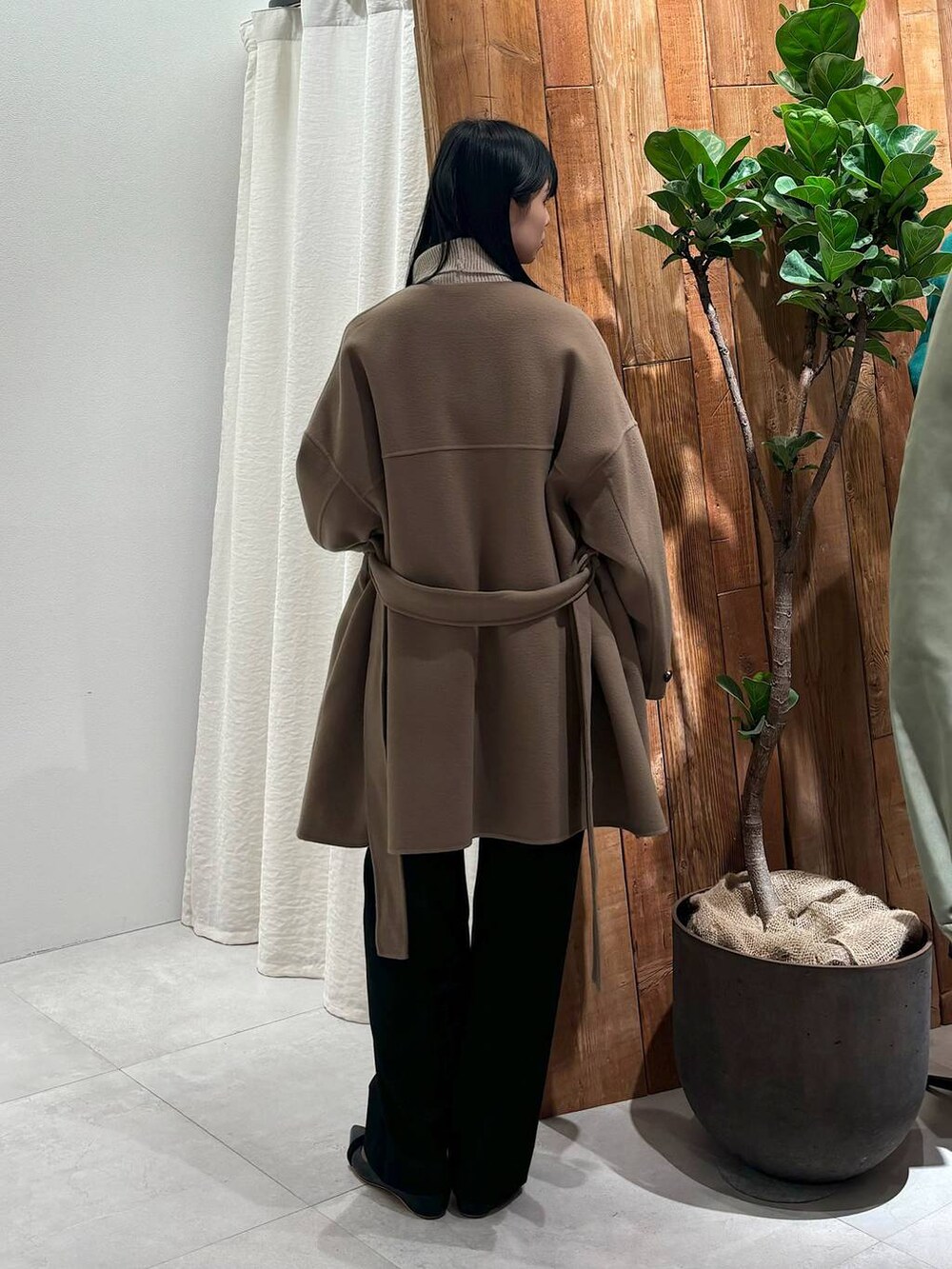 ベージュ系のニット/セーター、グレー系のピーコート、ブラック系のその他パンツを着用したレディースの秋コーディネートの4枚目の写真