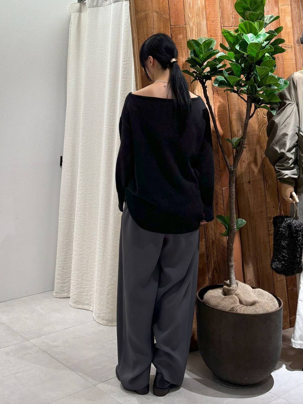 グレー系のニット/セーター、グレー系のその他パンツ、グレー系のネックレスを着用したレディースの秋コーディネートの3枚目の写真