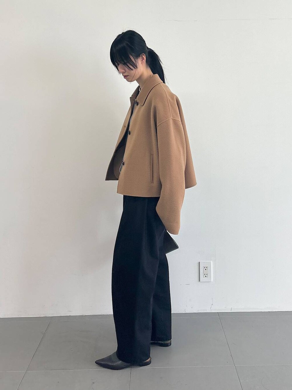 ブルー系のその他パンツ、グレー系のニット/セーター、ホワイト系のTシャツ/カットソーを着用したレディースの冬コーディネートの2枚目の写真