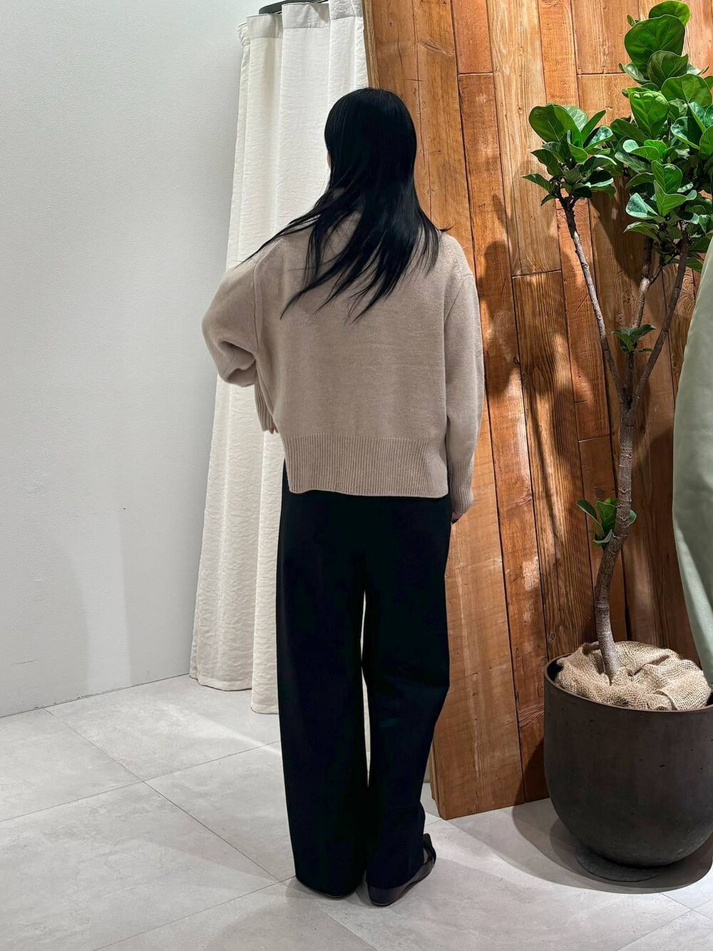 ブラック系のその他パンツ、ベージュ系のニット/セーターを着用したレディースの秋コーディネートの4枚目の写真