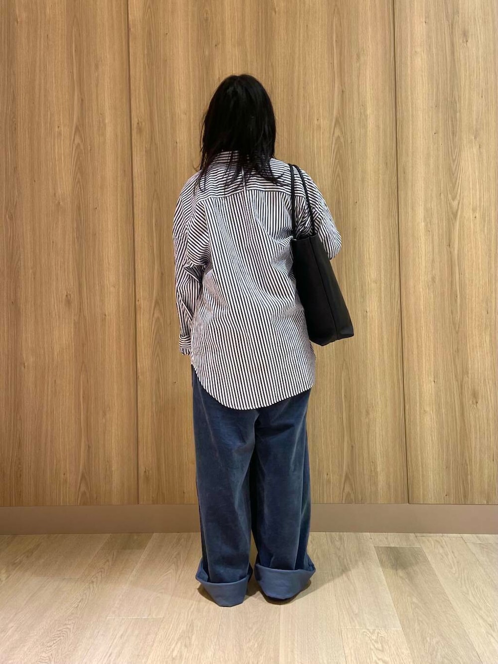 その他のシャツ/ブラウス、ブルー系のその他パンツ、ブラック系のトートバッグを着用したレディースの冬コーディネートの4枚目の写真