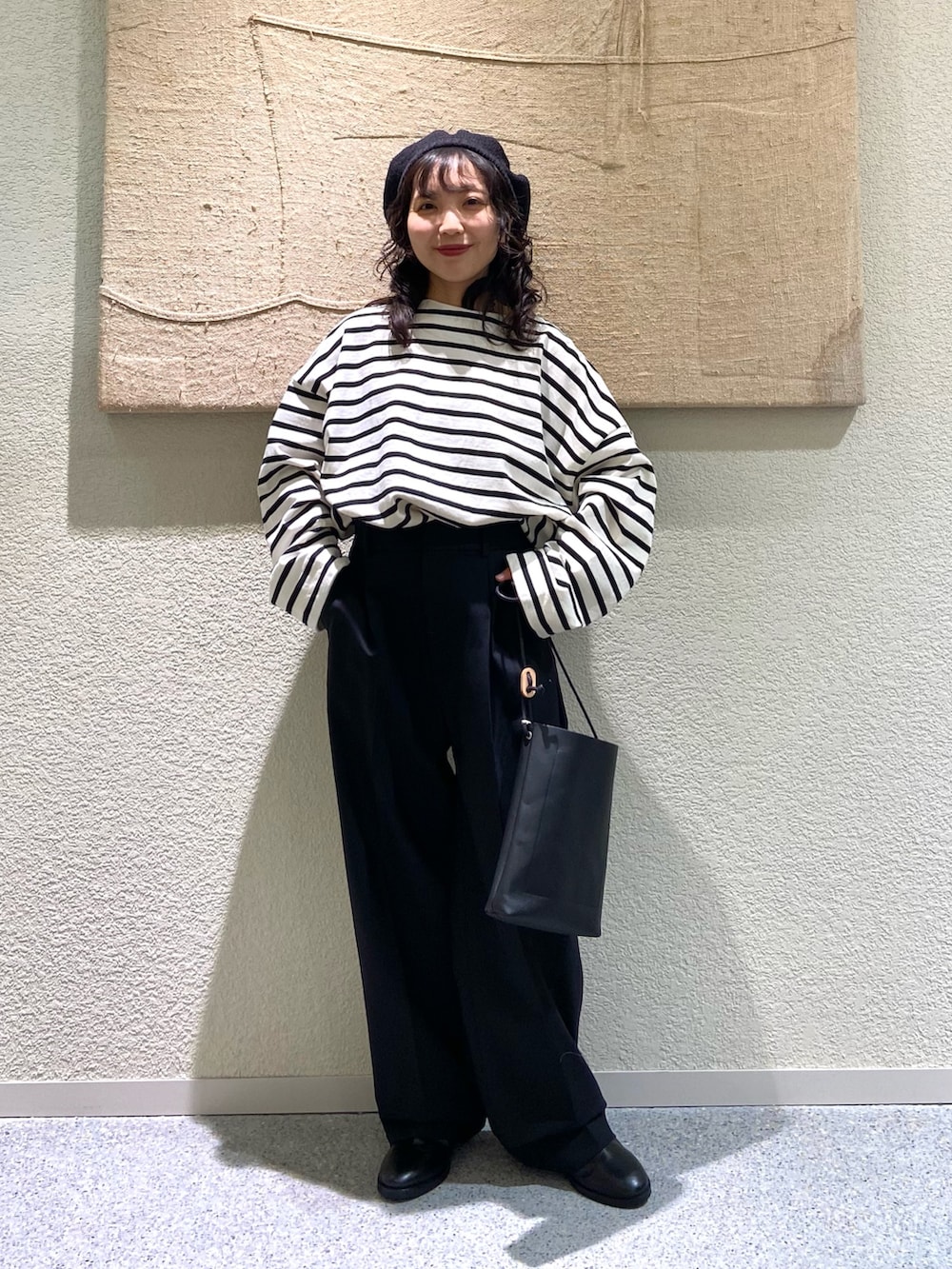 ブラック系のショルダーバッグ、ブラック系のその他パンツ、ブラック系のその他パンツを着用したレディースの冬コーディネートの2枚目の写真