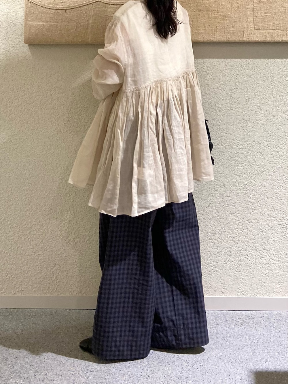 ベージュ系のシャツ/ブラウス、グレー系のその他パンツ、ブラック系のショルダーバッグを着用したレディースの春コーディネートの4枚目の写真