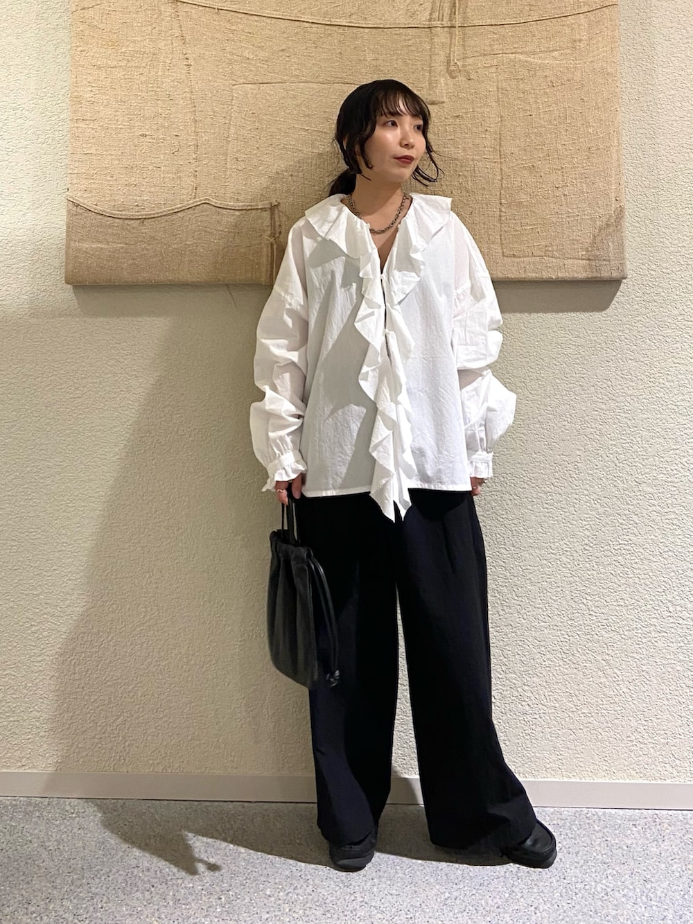 ホワイト系のシャツ/ブラウス、ホワイト系のシャツ/ブラウス、ブラック系のその他パンツを着用したレディースの冬コーディネートの7枚目の写真