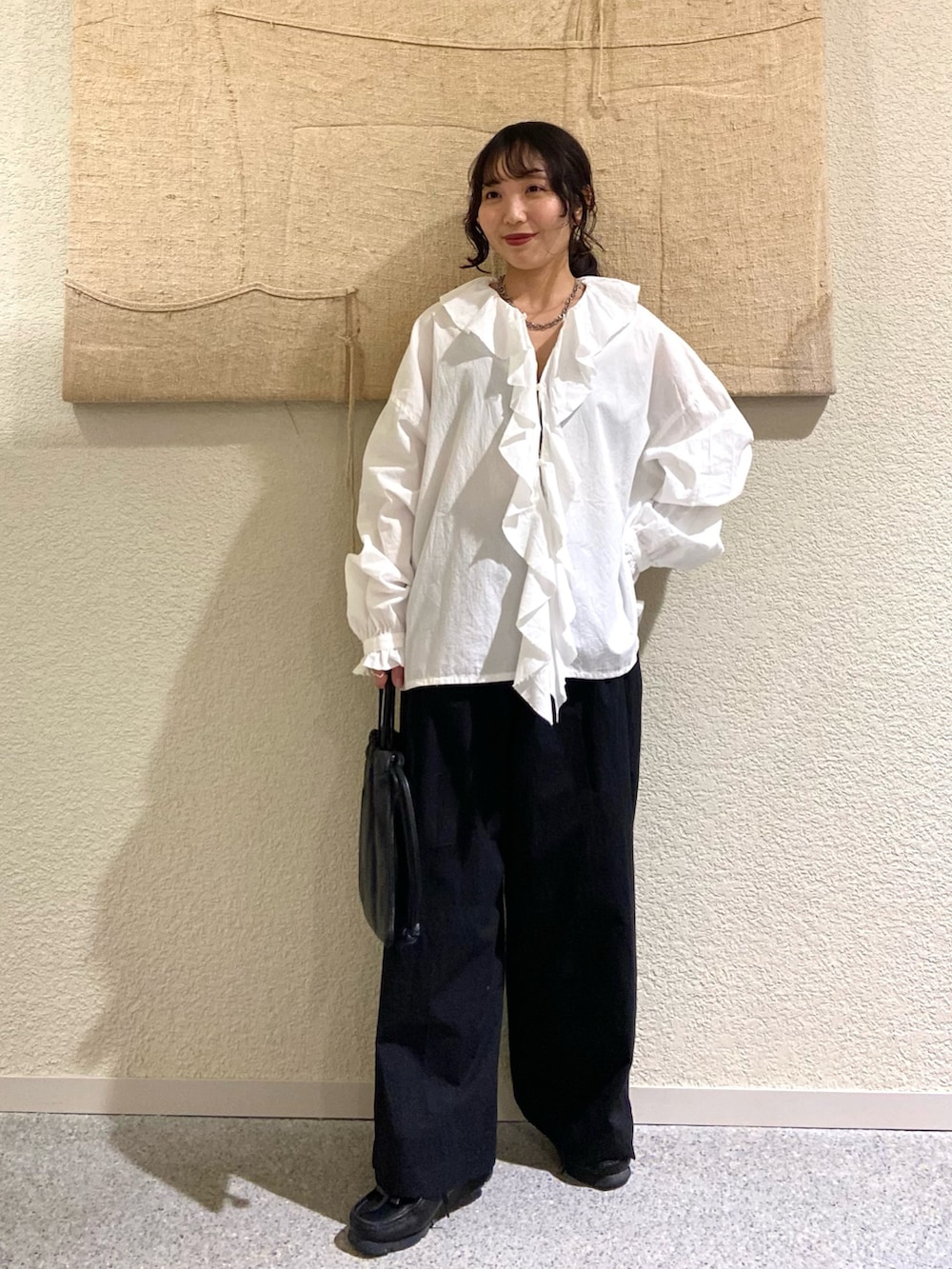 ホワイト系のシャツ/ブラウス、ホワイト系のシャツ/ブラウス、ブラック系のその他パンツを着用したレディースの冬コーディネートの6枚目の写真