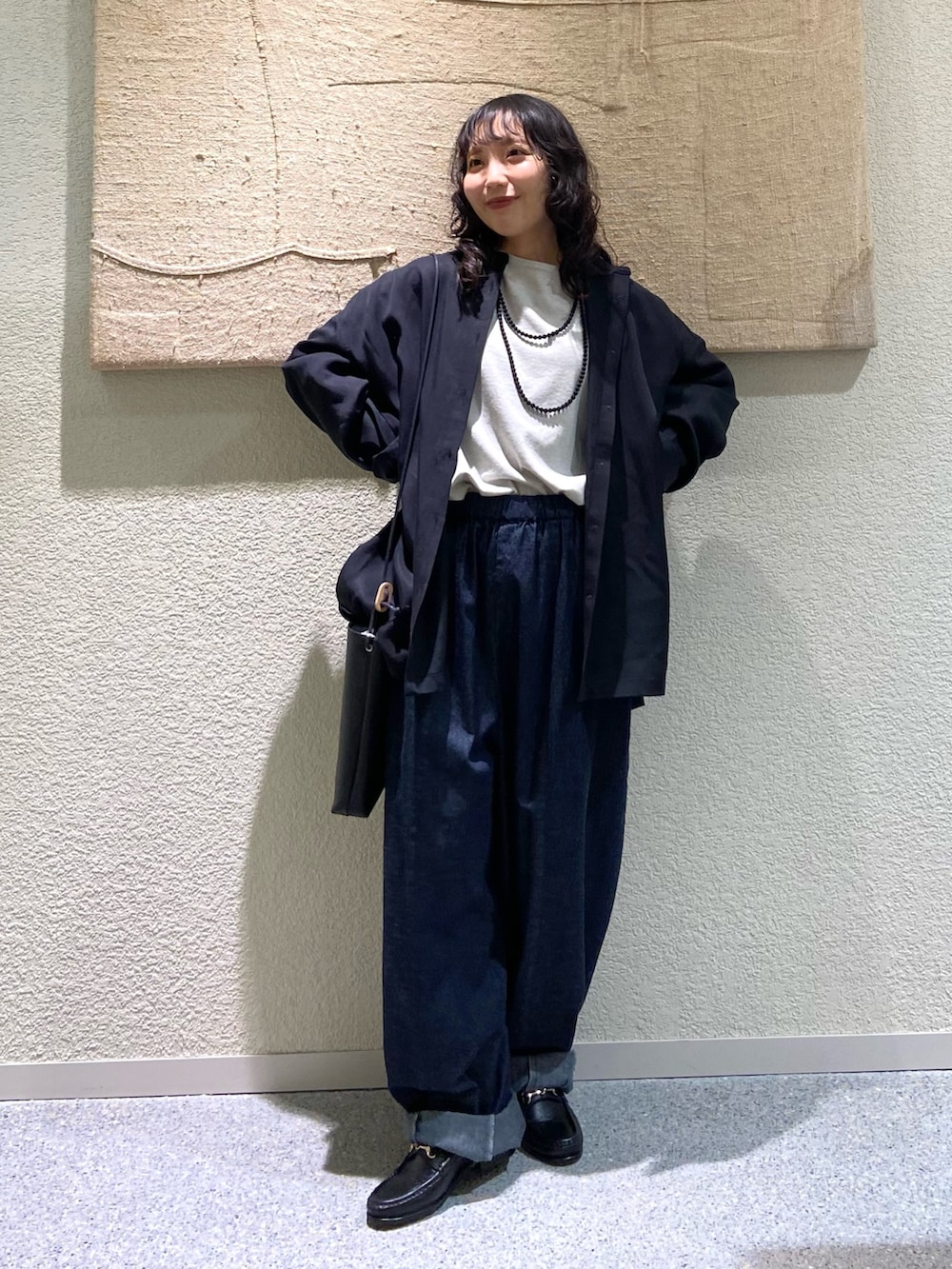 ブラック系のシャツ/ブラウス、グレー系のTシャツ/カットソー、グレー系のTシャツ/カットソーを着用したレディースの冬コーディネートの5枚目の写真