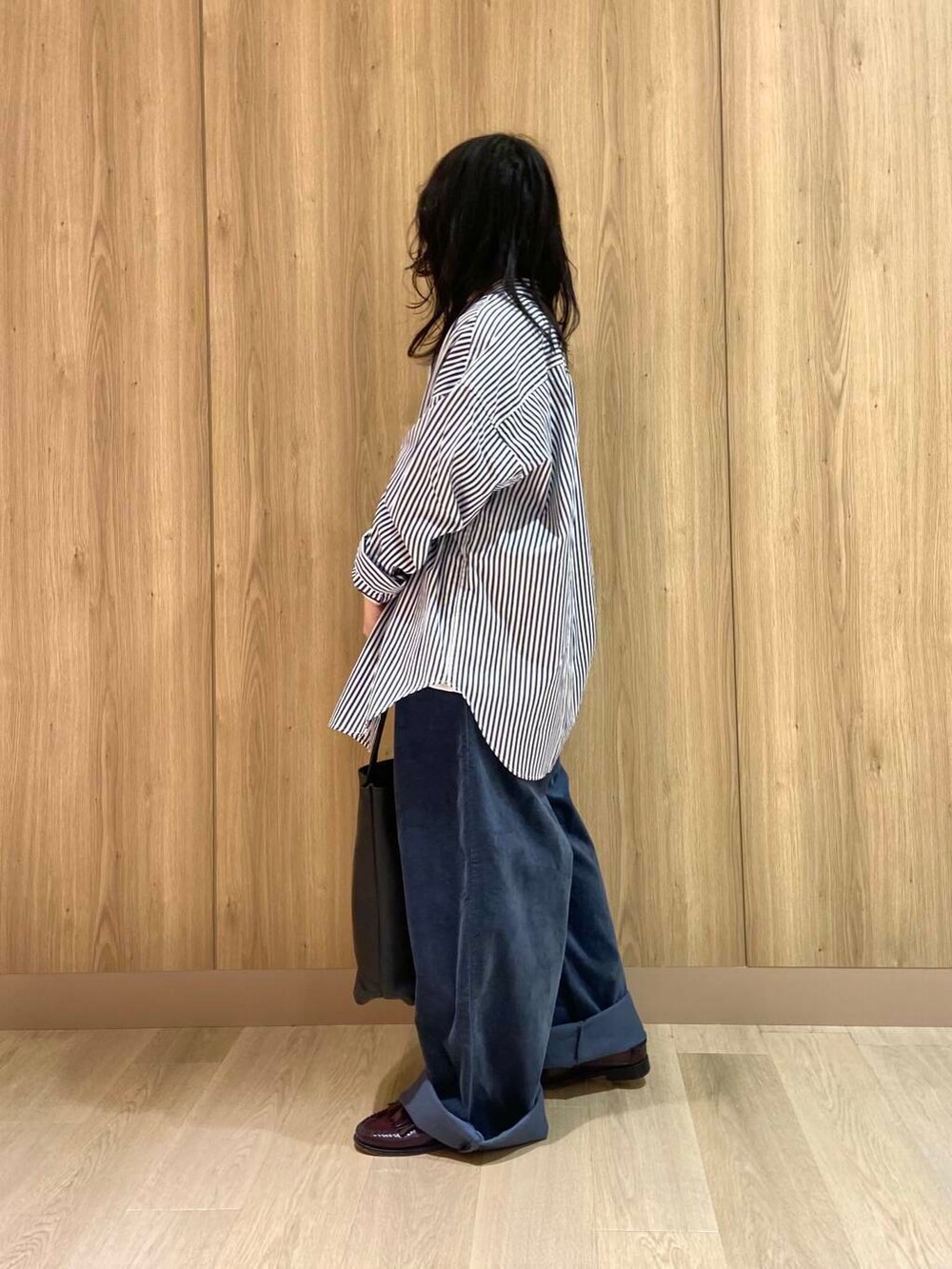 その他のシャツ/ブラウス、ブルー系のその他パンツ、ブラック系のトートバッグを着用したレディースの冬コーディネートの3枚目の写真