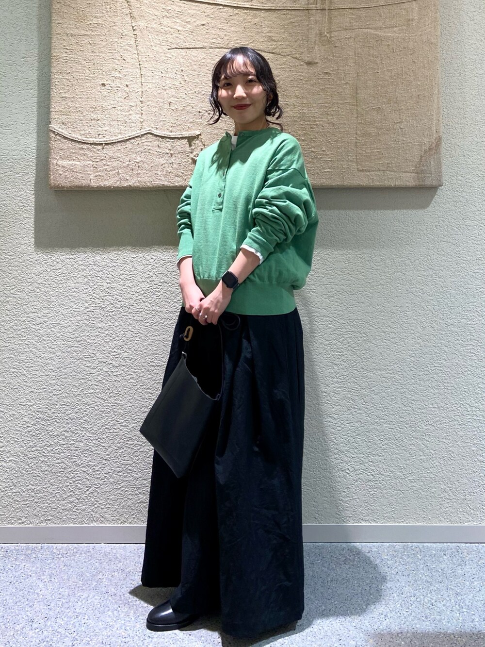 グリーン系のニット/セーター、グリーン系のニット/セーター、ホワイト系のTシャツ/カットソーを着用したレディースの冬コーディネートの2枚目の写真