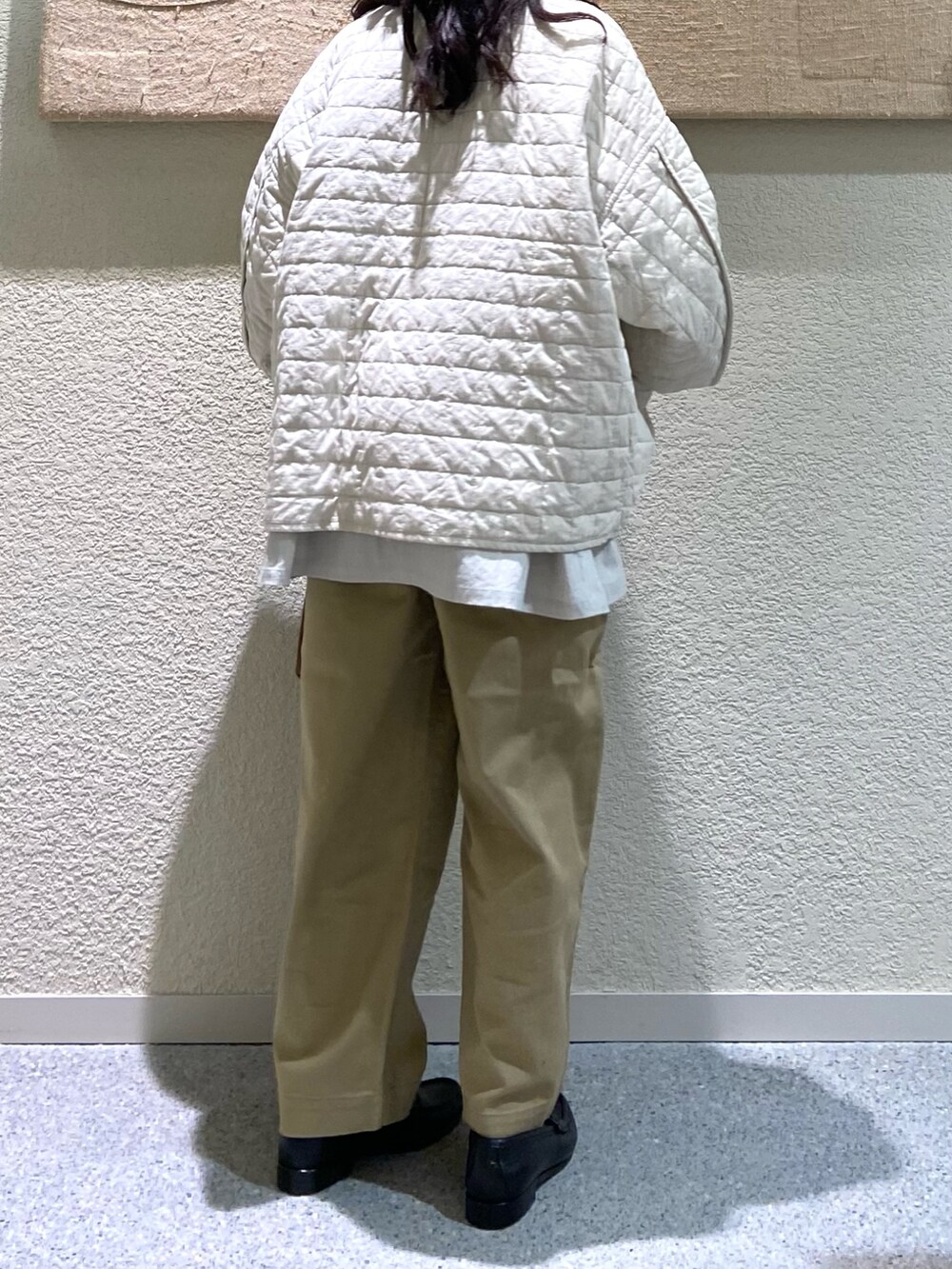 グレー系のシャツ/ブラウス、ホワイト系のダウンジャケット/コート、グレー系のシャツ/ブラウスを着用したレディースの冬コーディネートの4枚目の写真