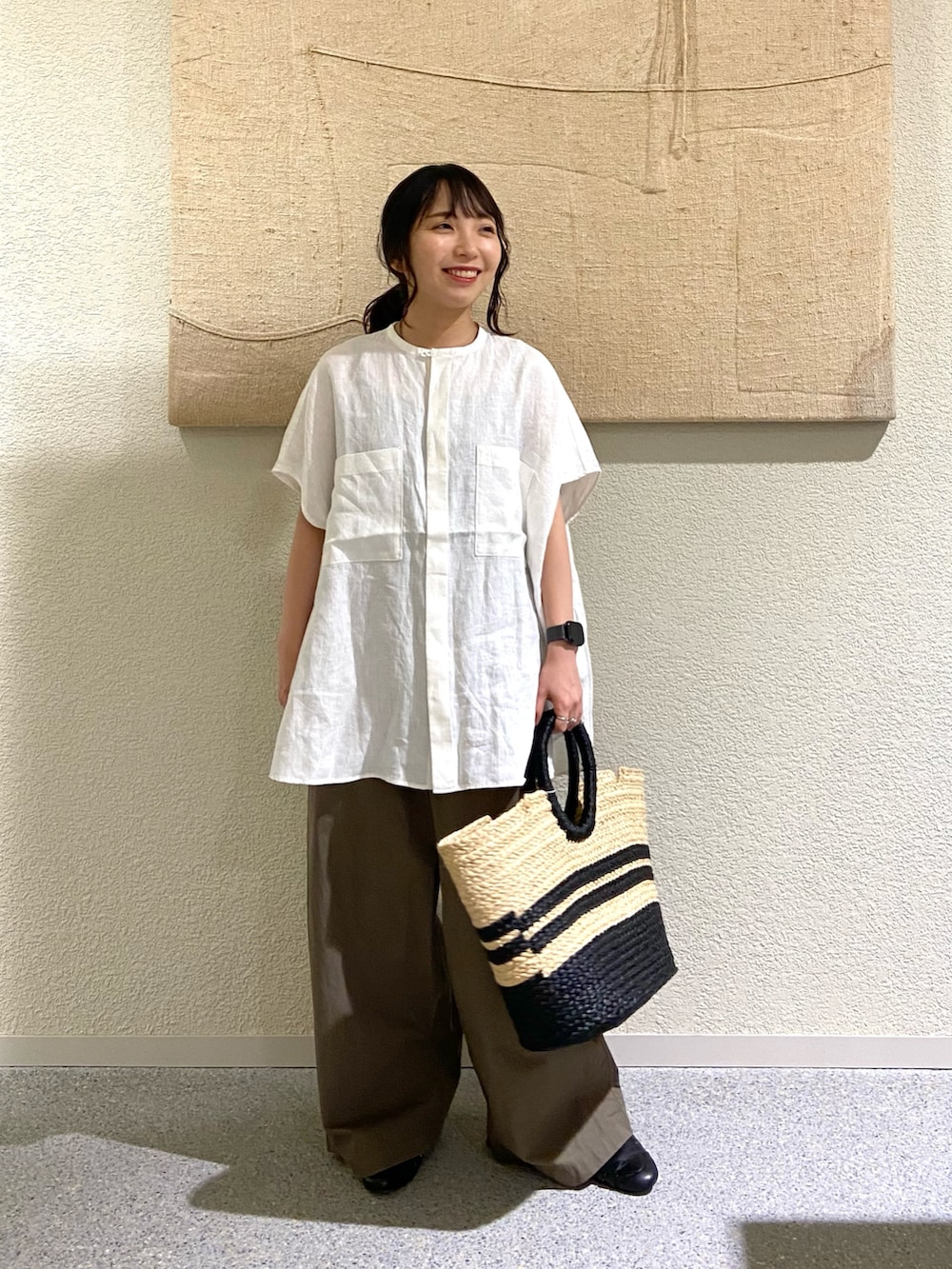 ホワイト系のシャツ/ブラウス、ホワイト系のシャツ/ブラウス、グリーン系のその他パンツを着用したレディースの夏コーディネートの6枚目の写真