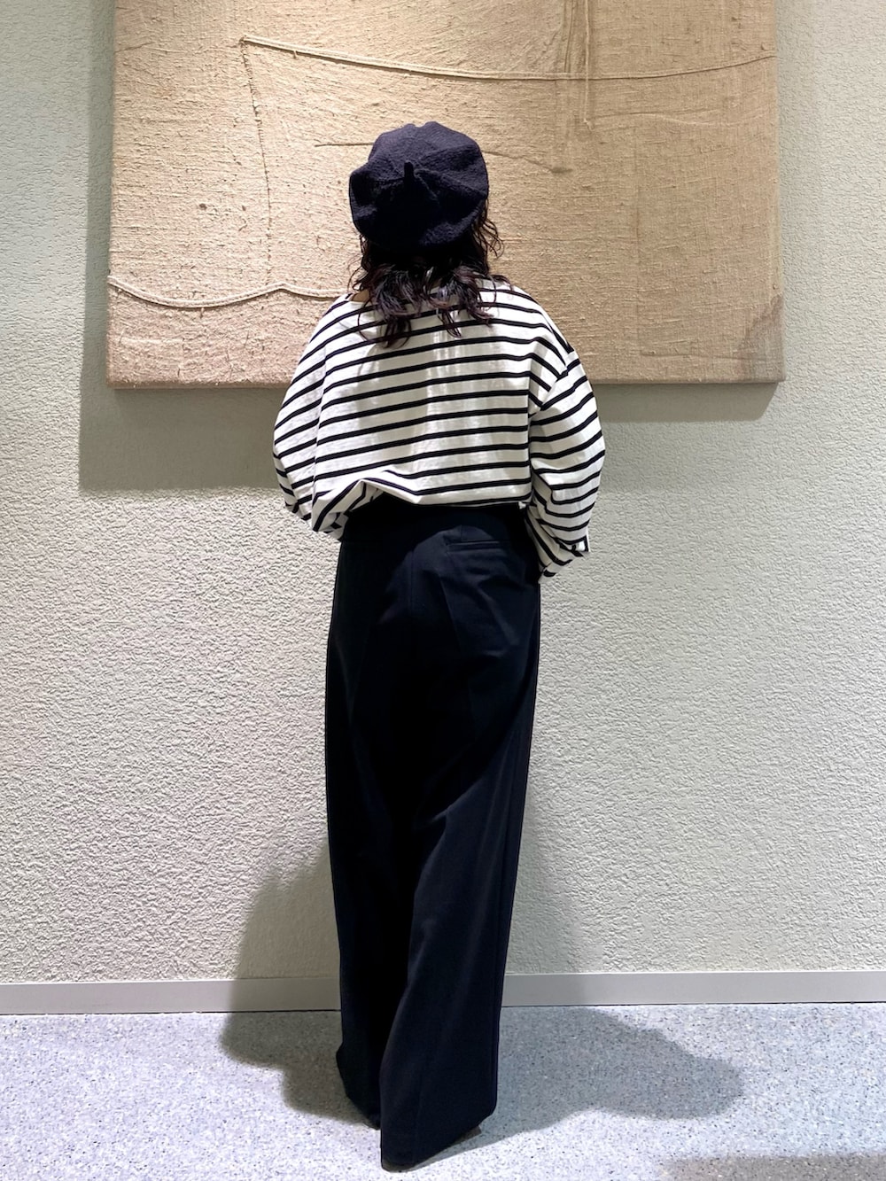 ブラック系のショルダーバッグ、ブラック系のその他パンツ、ブラック系のその他パンツを着用したレディースの冬コーディネートの4枚目の写真